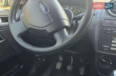 Хэтчбек Ford Fiesta 2006 в 