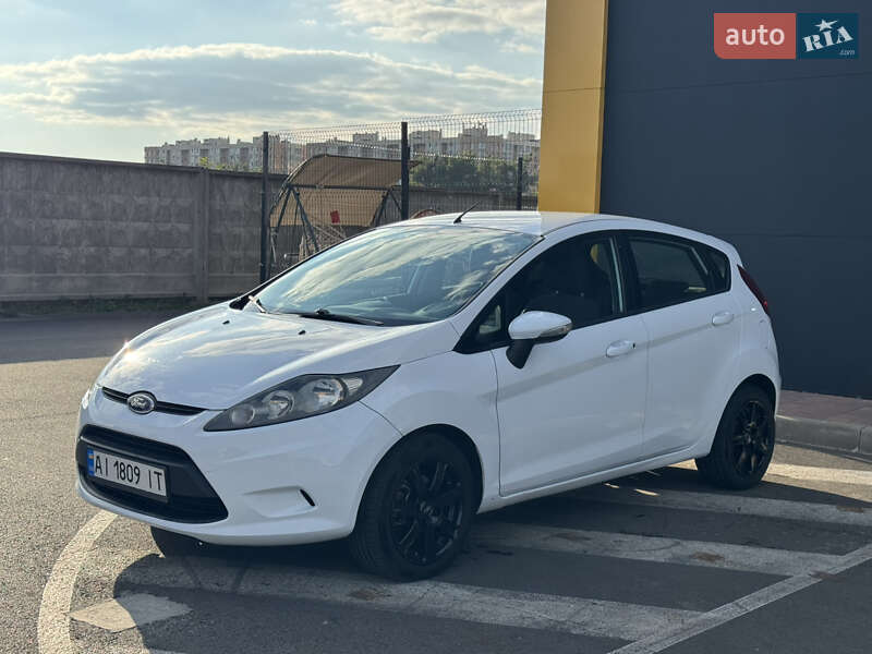 Хэтчбек Ford Fiesta 2011 в 