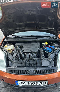 Хэтчбек Ford Fiesta 2003 в 