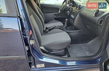 Хэтчбек Ford Fiesta 2005 в 