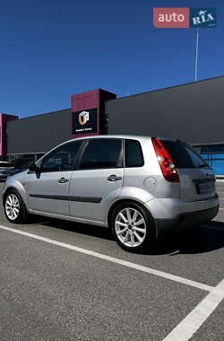 Хэтчбек Ford Fiesta 2006 в 