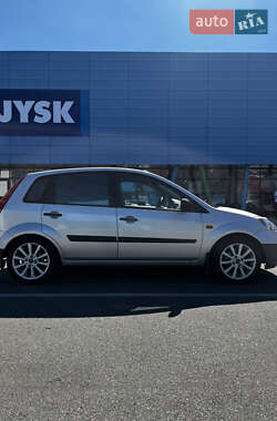 Хэтчбек Ford Fiesta 2006 в 