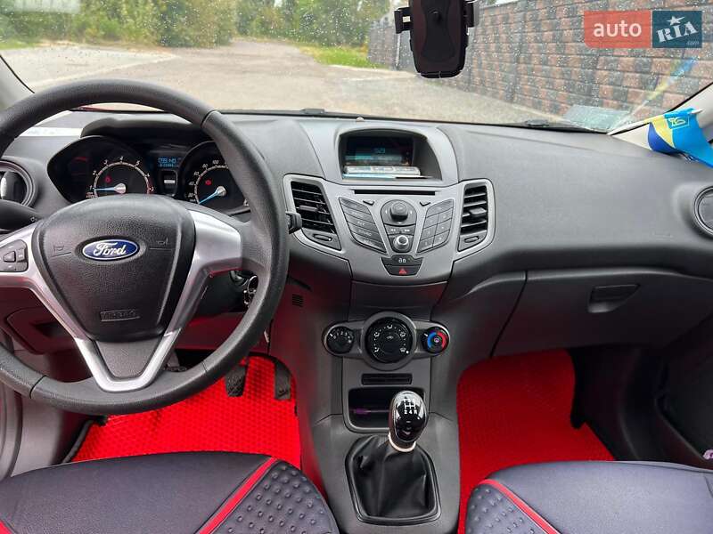 Хэтчбек Ford Fiesta 2013 в Сарнах