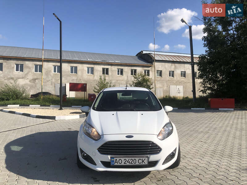 Хетчбек Ford Fiesta 2015 в Ужгороді