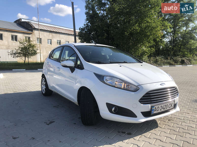 Хетчбек Ford Fiesta 2015 в Ужгороді
