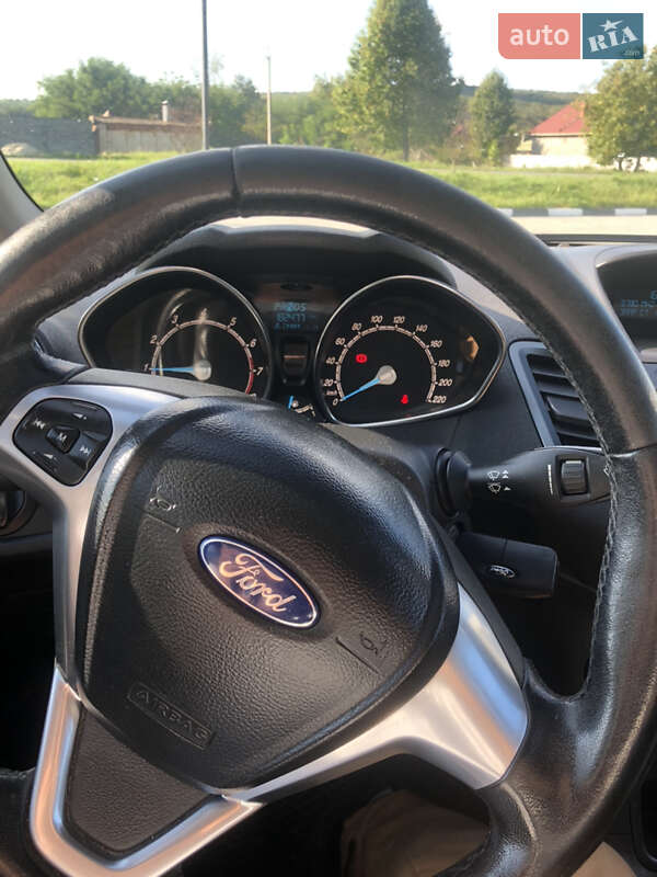 Хетчбек Ford Fiesta 2015 в Ужгороді