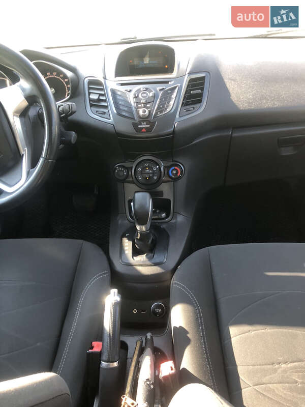 Хетчбек Ford Fiesta 2015 в Ужгороді
