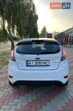 Хэтчбек Ford Fiesta 2015 в 