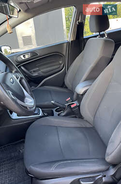 Хэтчбек Ford Fiesta 2015 в 