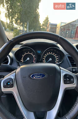 Хэтчбек Ford Fiesta 2015 в 