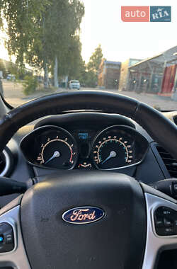 Хэтчбек Ford Fiesta 2015 в 