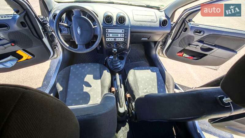 Хэтчбек Ford Fiesta 2004 в Киеве