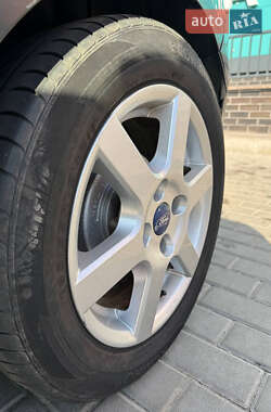Хэтчбек Ford Fiesta 2011 в 