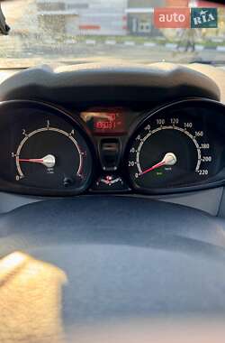 Хэтчбек Ford Fiesta 2011 в 
