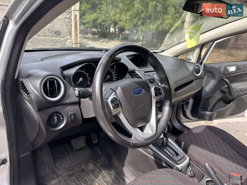 Хетчбек Ford Fiesta 2015 в Дніпрі