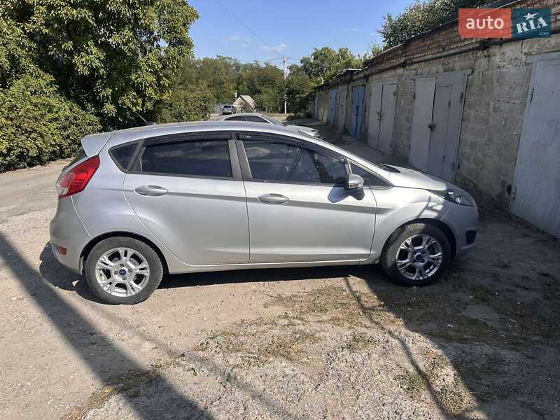 Хетчбек Ford Fiesta 2015 в Дніпрі