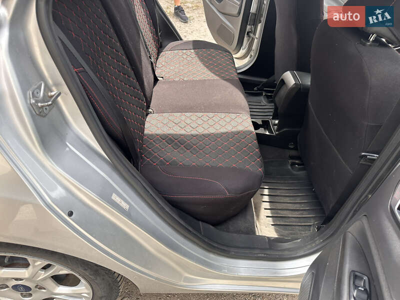 Хетчбек Ford Fiesta 2015 в Дніпрі