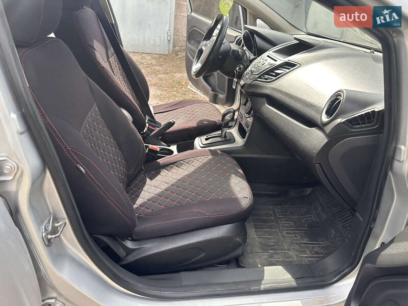 Хетчбек Ford Fiesta 2015 в Дніпрі