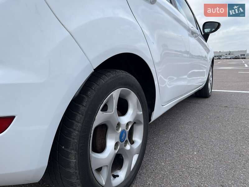 Хэтчбек Ford Fiesta 2011 в Пустомытах