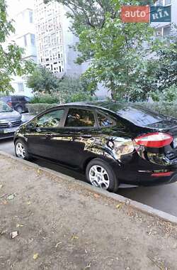 Седан Ford Fiesta 2015 в Южному