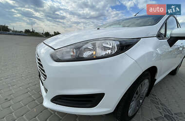 Хэтчбек Ford Fiesta 2016 в 