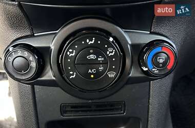 Хэтчбек Ford Fiesta 2016 в 