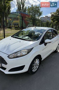 Хэтчбек Ford Fiesta 2015 в 