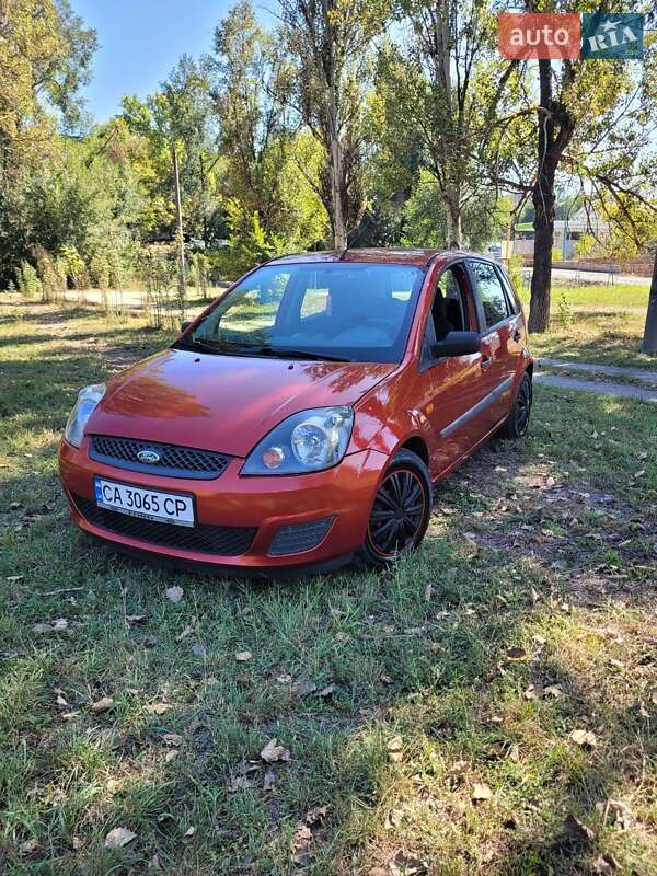 Хэтчбек Ford Fiesta 2006 в 