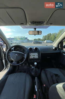 Хэтчбек Ford Fiesta 2004 в 