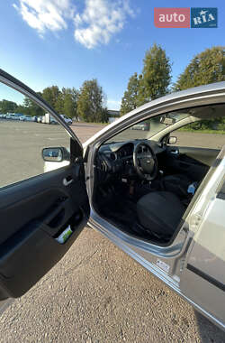 Хэтчбек Ford Fiesta 2004 в 
