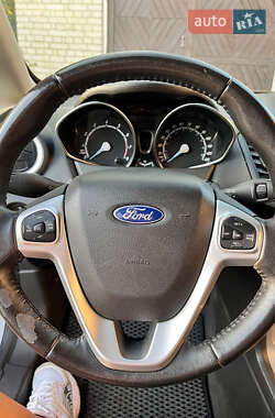 Хэтчбек Ford Fiesta 2015 в 