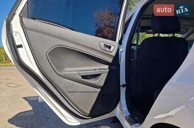Хэтчбек Ford Fiesta 2015 в 