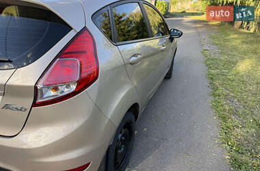 Хэтчбек Ford Fiesta 2016 в 