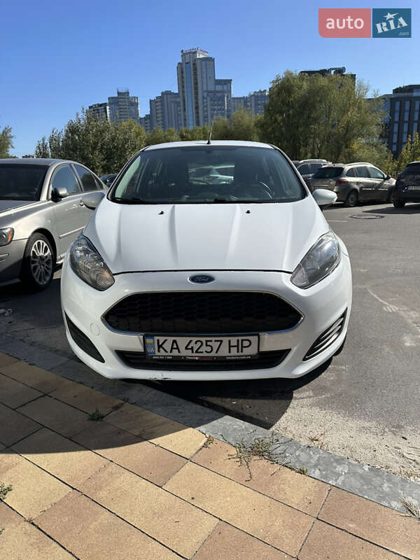 Хэтчбек Ford Fiesta 2016 в 