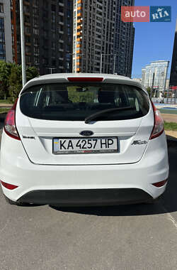Хэтчбек Ford Fiesta 2016 в 