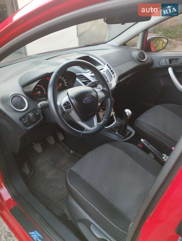 Хэтчбек Ford Fiesta 2011 в Краснограде