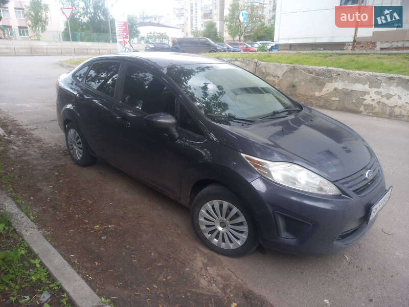 Седан Ford Fiesta 2012 в Глухове