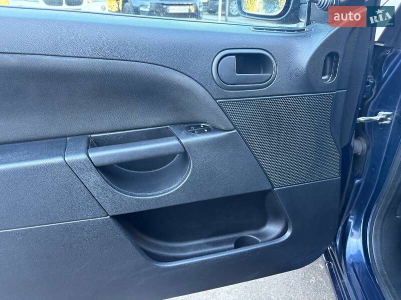 Хэтчбек Ford Fiesta 2004 в Виннице