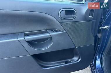 Хэтчбек Ford Fiesta 2004 в 