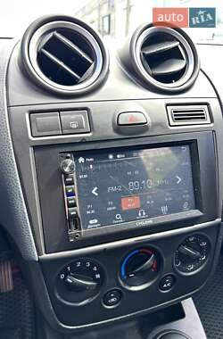 Хэтчбек Ford Fiesta 2006 в 