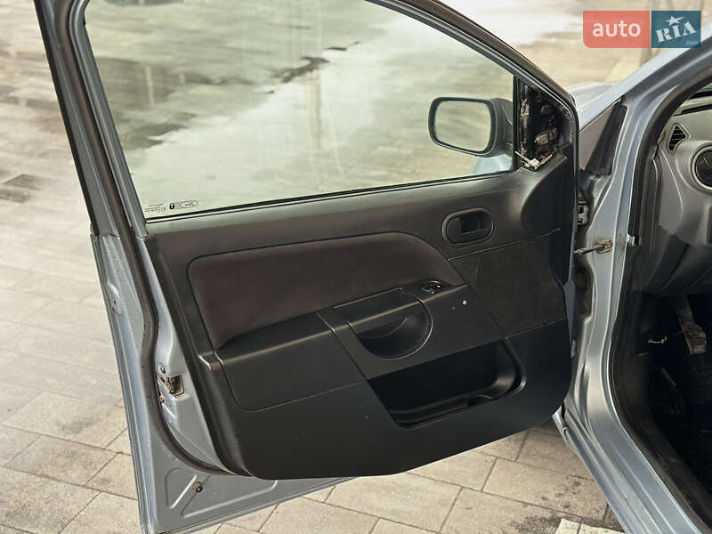 Хэтчбек Ford Fiesta 2005 в Луцке