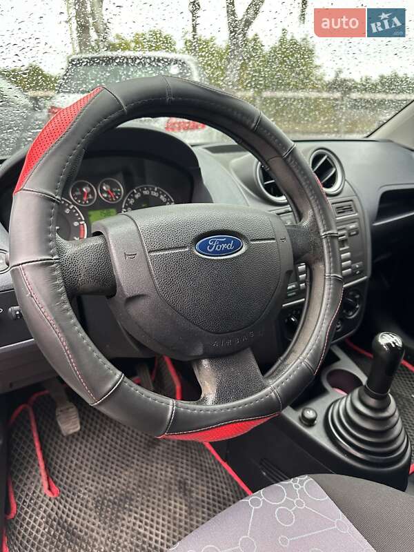 Хэтчбек Ford Fiesta 2006 в Смеле