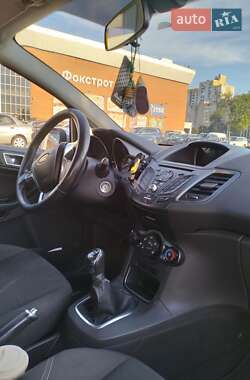 Хэтчбек Ford Fiesta 2015 в 