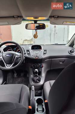 Хэтчбек Ford Fiesta 2015 в 
