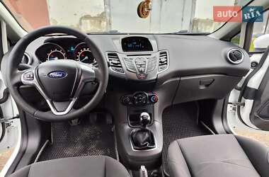Хэтчбек Ford Fiesta 2015 в 