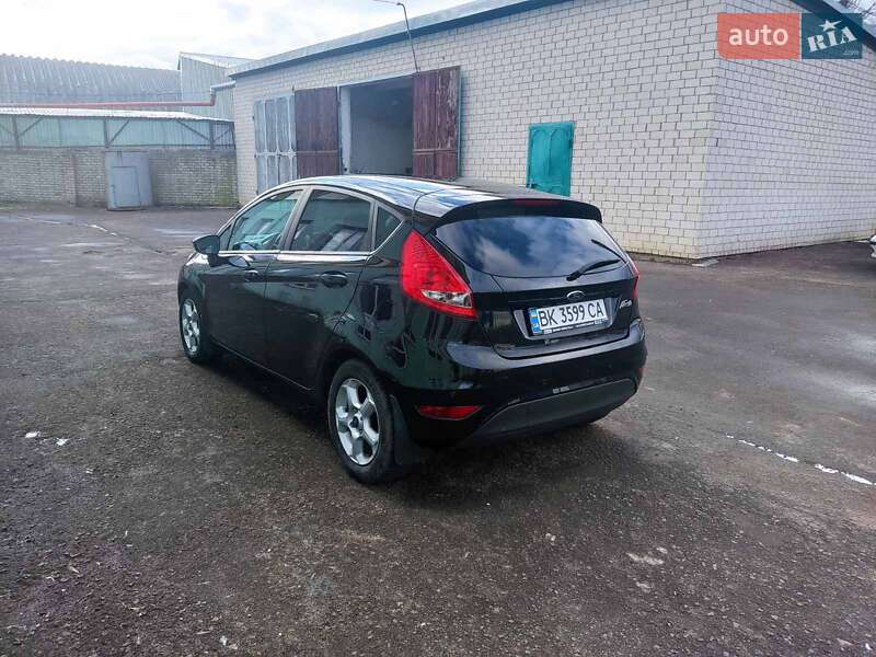 Хетчбек Ford Fiesta 2011 в 