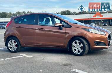 Хэтчбек Ford Fiesta 2015 в 
