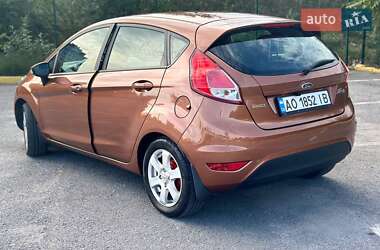Хэтчбек Ford Fiesta 2015 в 