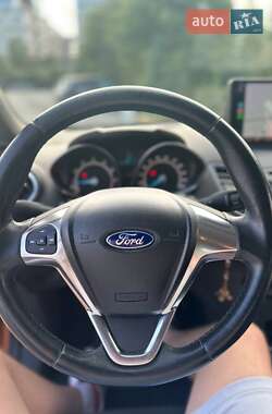 Хэтчбек Ford Fiesta 2015 в 