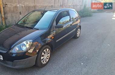 Хэтчбек Ford Fiesta 2005 в 